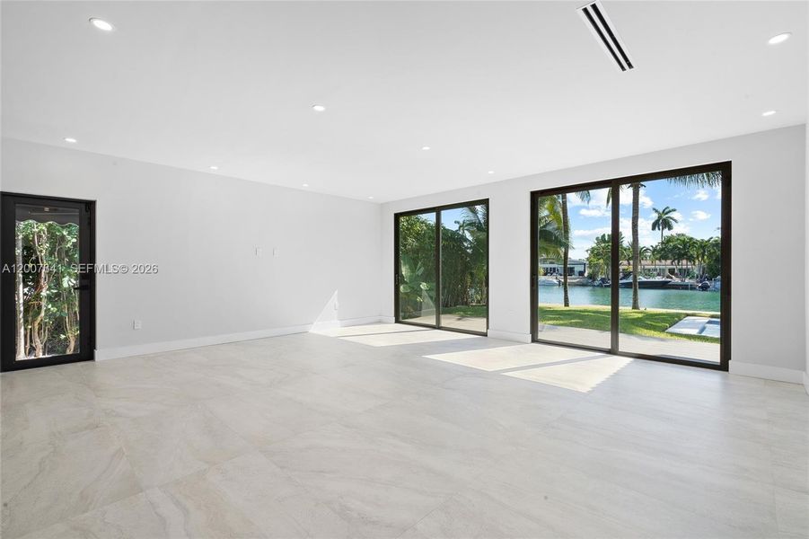 Spacious, unfurnished interior of a new home in , Miami Beach (Image 19).