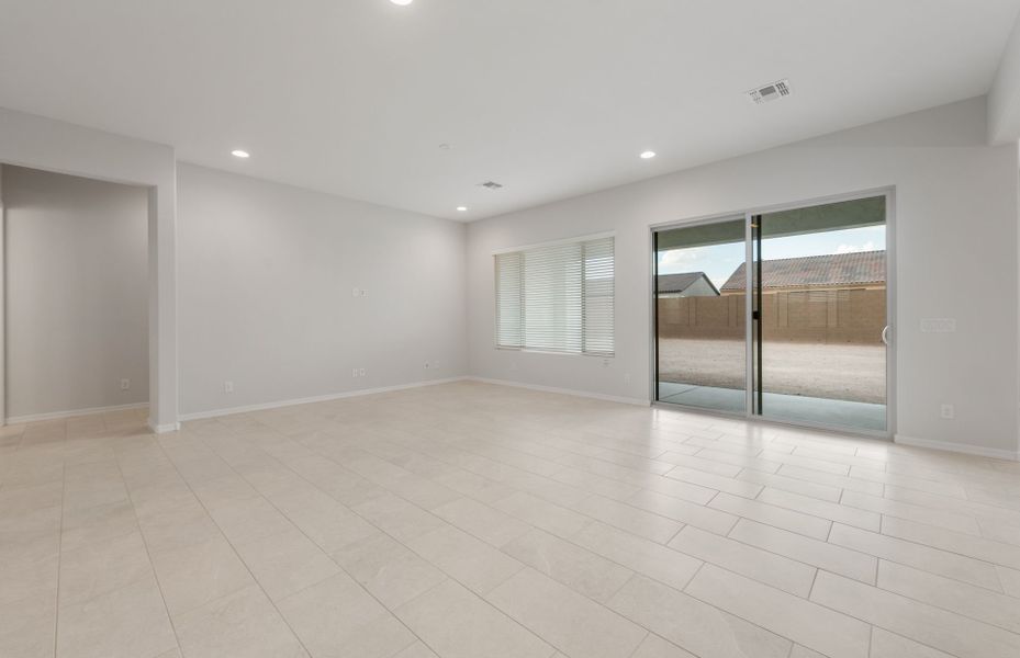 Spacious, unfurnished interior of a new home in Sun City Anthem at Merrill Ranch, Florence (Image 19).