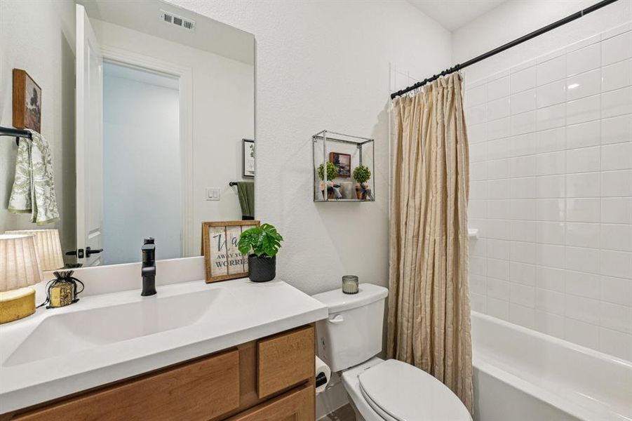 Furnished interior view inside a new home in Ridge Crossing, Waxahachie (Image 17).