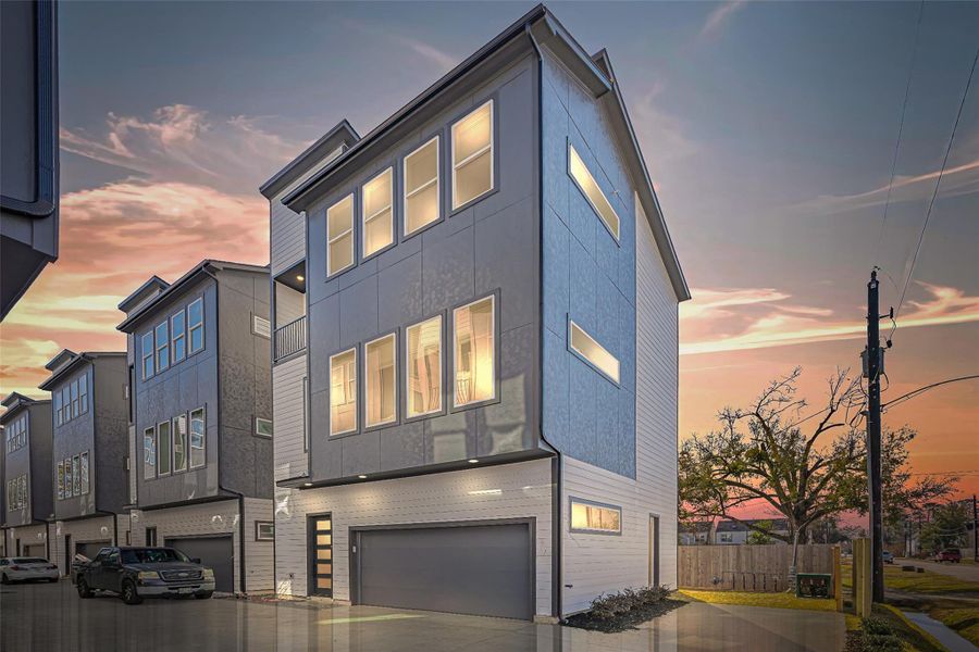 Condo located in Houston, TX showcasing its design and architecture (Image 5).