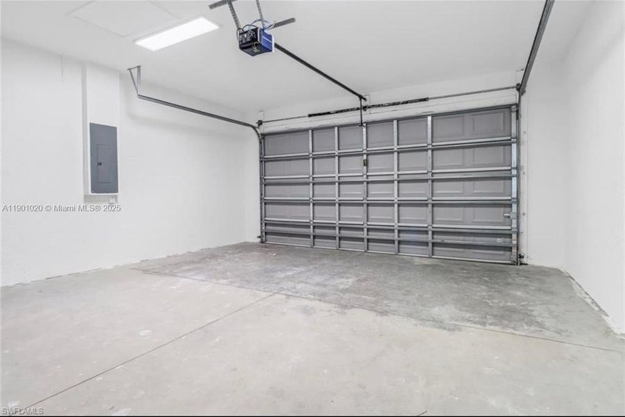 Spacious, unfurnished interior of a new home in , Lehigh Acres (Image 22).