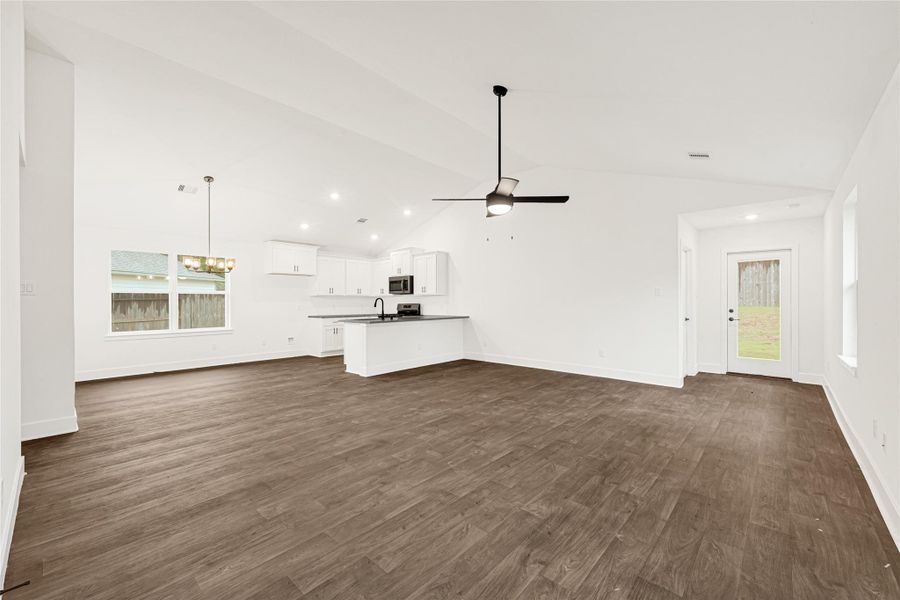 Spacious, unfurnished interior of a new home in Stonebrooke, Conroe (Image 9).