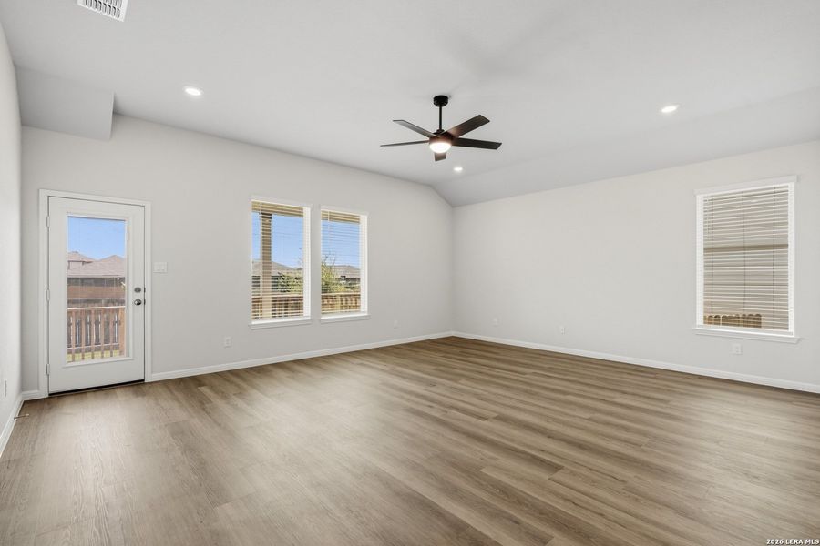Spacious, unfurnished interior of a new home in Cinco Lakes, San Antonio (Image 13).