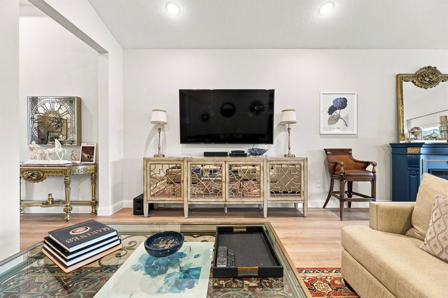 6 Living Room2