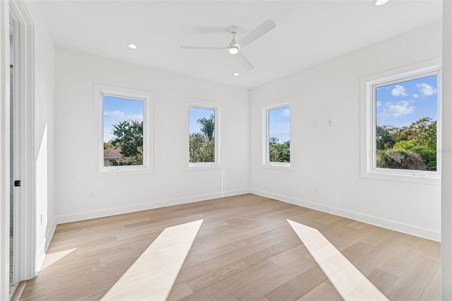 Spacious, unfurnished interior of a new home in , Tampa (Image 80).