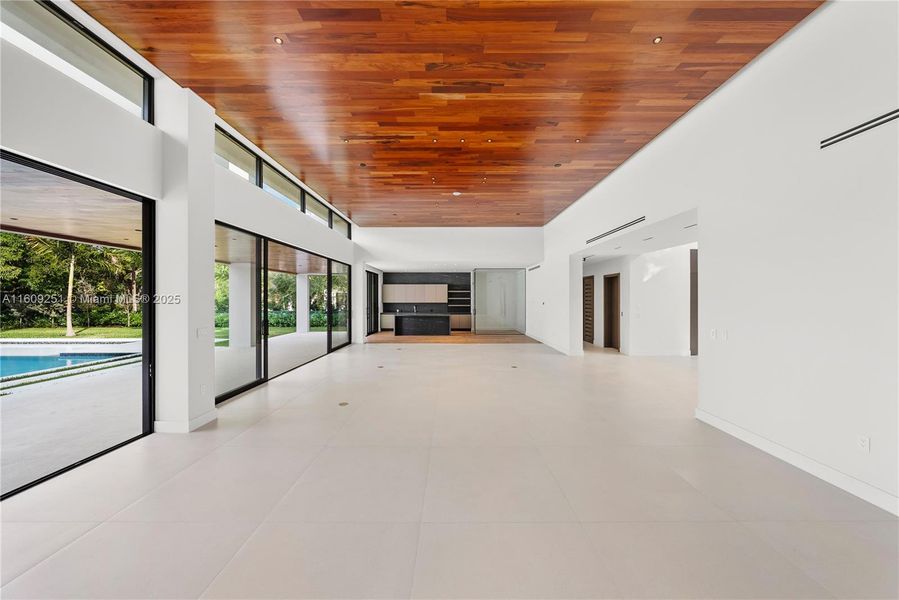 Spacious, unfurnished interior of a new home in , Pinecrest (Image 38).