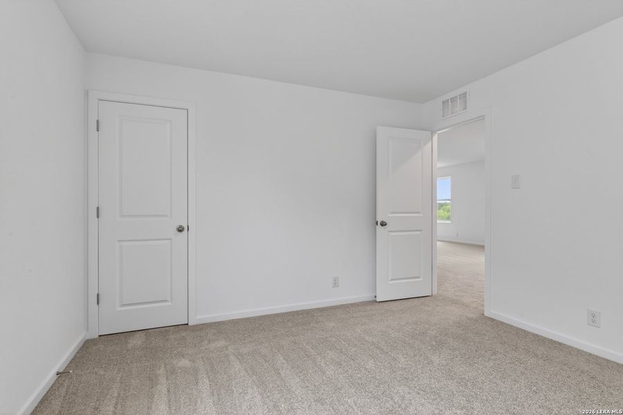 Spacious, unfurnished interior of a new home in Hennersby Hollow, San Antonio (Image 29).