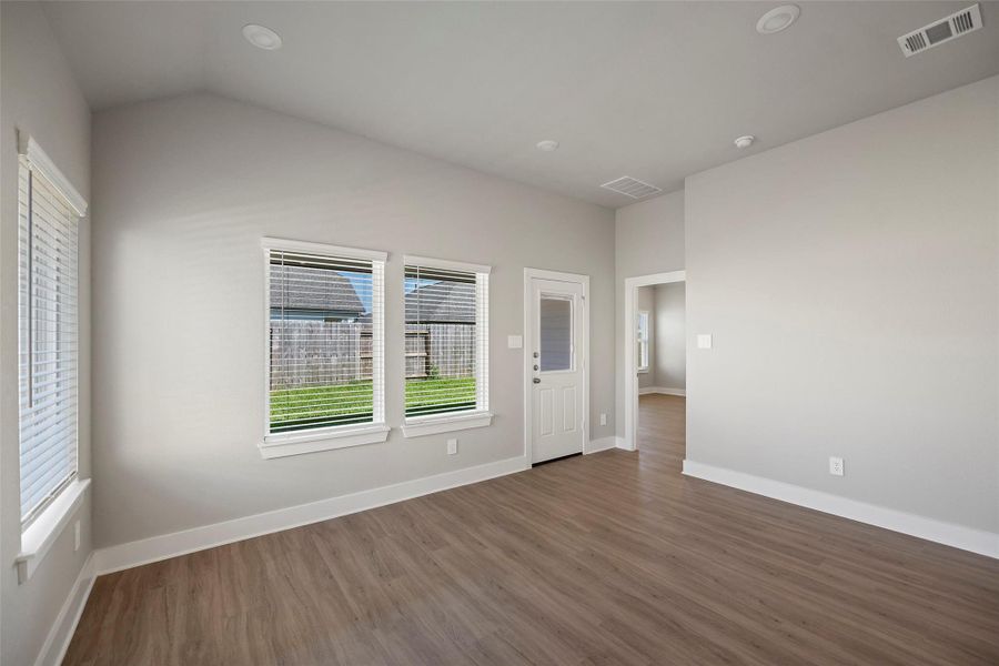 The perfect setting for casual family meals or weekend brunches.