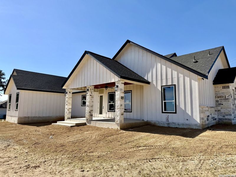 Exterior details and patio area of a home in , Floresville (Image 4).