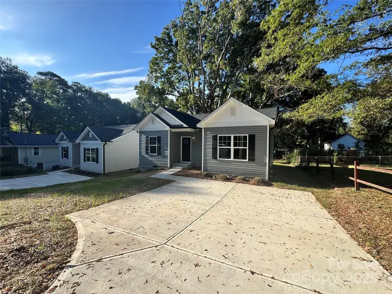 Exterior details and patio area of a home in , Gastonia (Image 1).