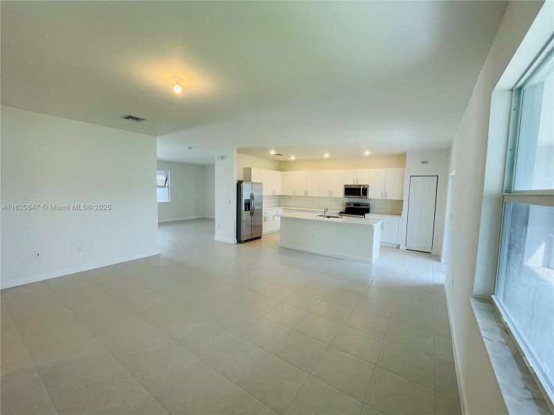 Spacious, unfurnished interior of a new home in , Homestead (Image 10).