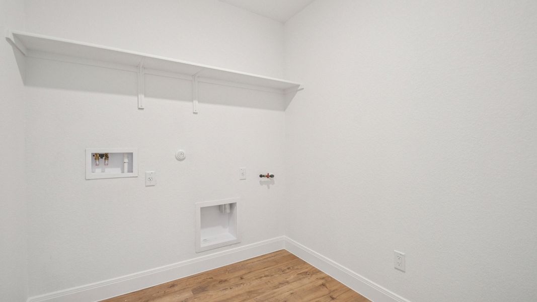 Spacious, unfurnished interior of a new home in Railhead, Cedar Creek (Image 27).