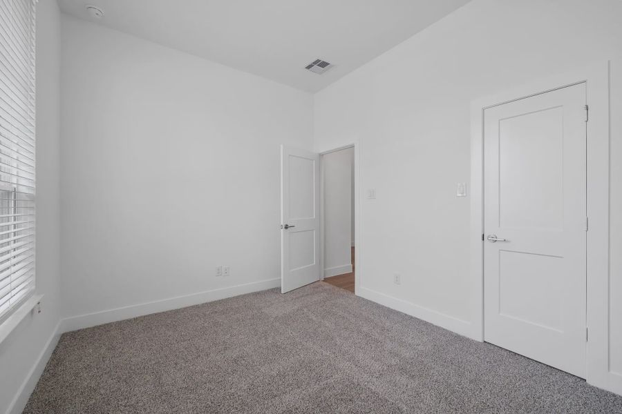 Spacious, unfurnished interior of a new home in Meridiana 50's and 60's, Manvel (Image 15).