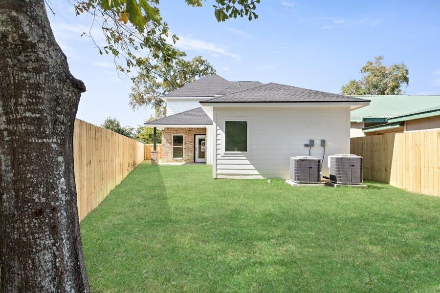 Exterior details and patio area of a home in , Port Neches (Image 3).