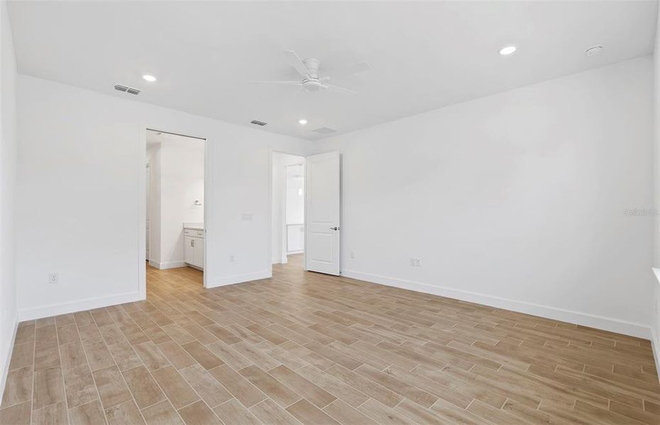 Spacious, unfurnished interior of a new home in Shores at Stillwater, Englewood (Image 17).