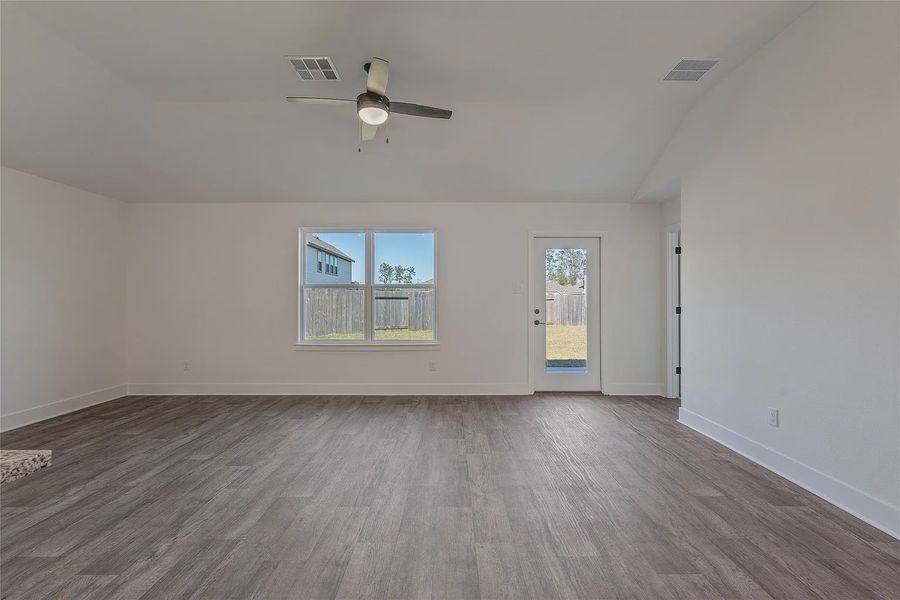 Spacious, unfurnished interior of a new home in Grand Oaks Reserve, Cleveland (Image 19).