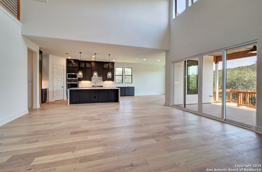 Spacious, unfurnished interior of a new home in Verandas at the Rim, San Antonio (Image 47).