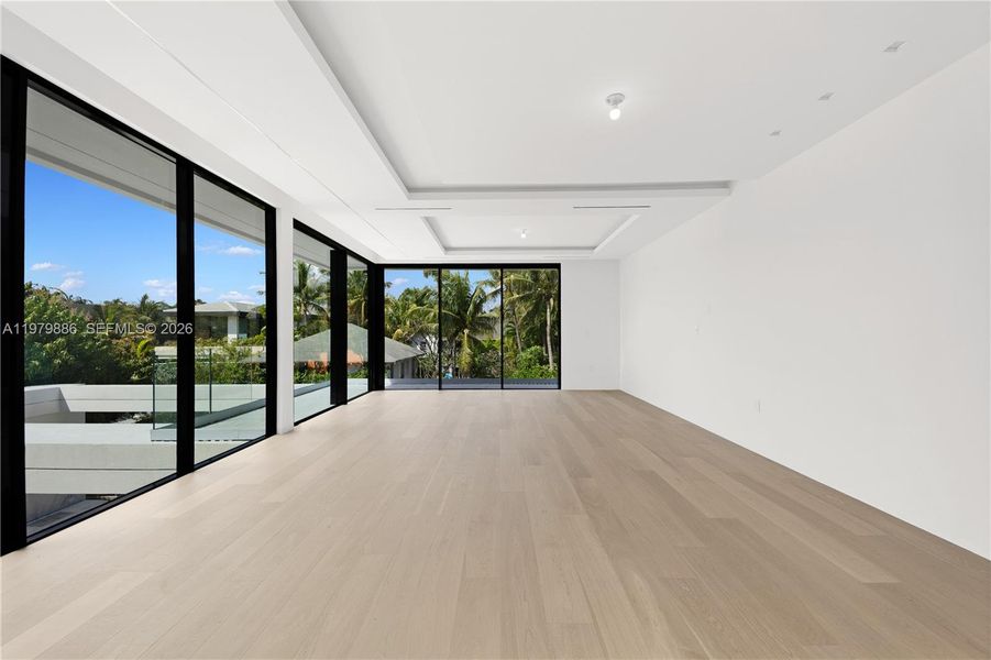 Spacious, unfurnished interior of a new home in , Miami Beach (Image 28).