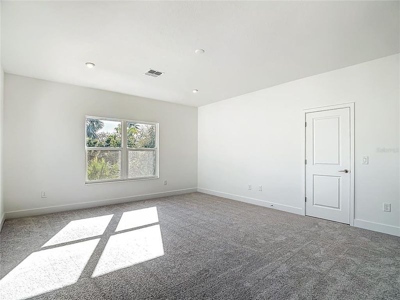 Spacious, unfurnished interior of a new home in , Tampa (Image 79).