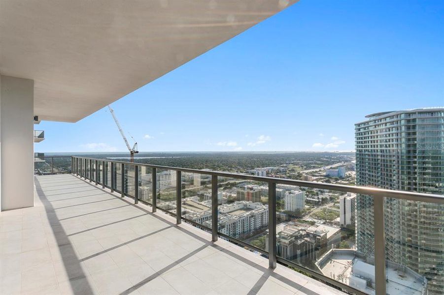 Condo located in St. Petersburg, FL showcasing its design and architecture (Image 15).