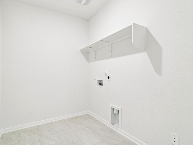 Spacious, unfurnished interior of a new home in Lark Canyon, New Braunfels (Image 30).