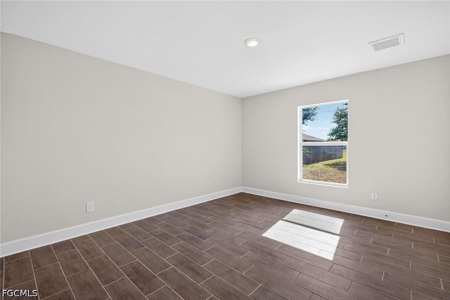 Spacious, unfurnished interior of a new home in Cape Coral, Cape Coral (Image 19).