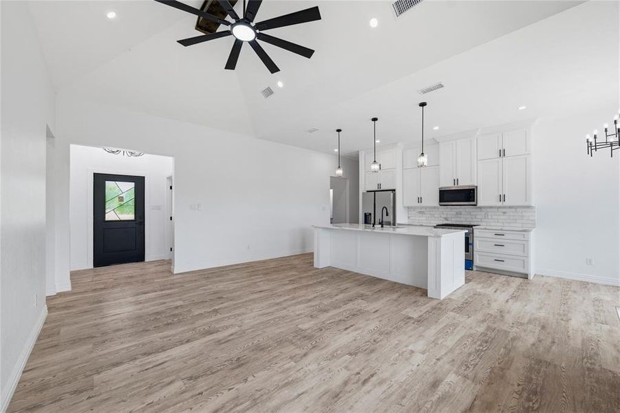 Spacious, unfurnished interior of a new home in , Corsicana (Image 15).