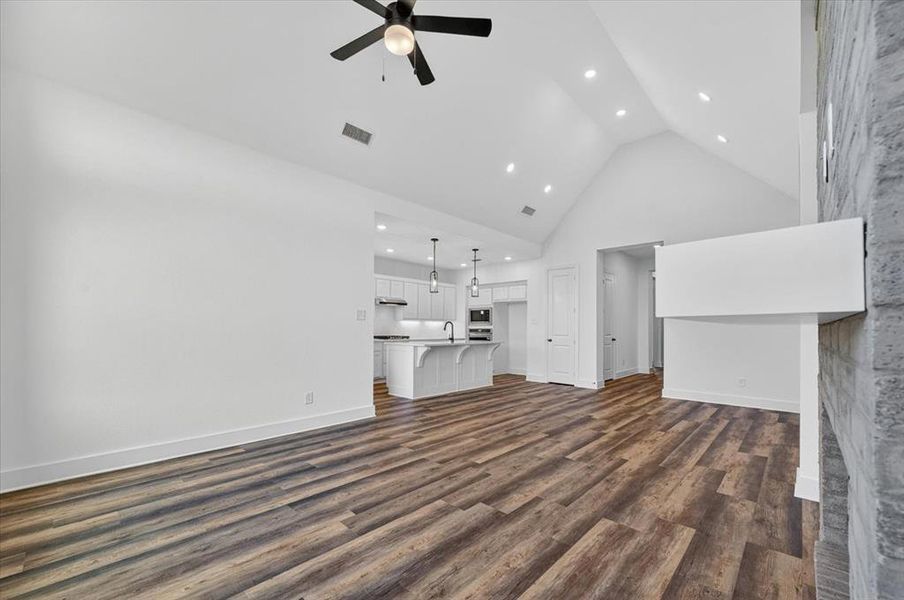 Spacious, unfurnished interior of a new home in Heritage Ranch, Sherman (Image 15).