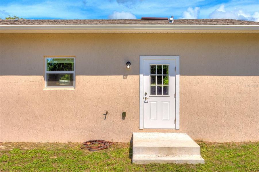 Exterior details and patio area of a home in , Deland (Image 4).