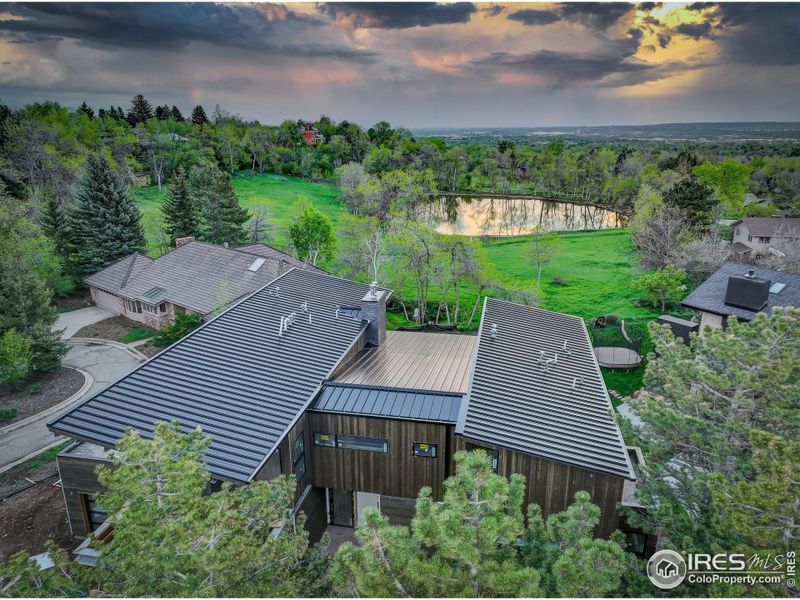 Wonderland Lake trail system is a mere half block away, while only 2 miles from Pearl Street, blending the convenience of Downtown Boulder with the tranquility of this unique setting.