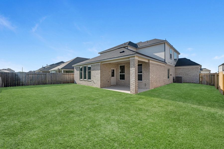 Exterior details and patio area of a home in Beacon Hill, Waller (Image 3).