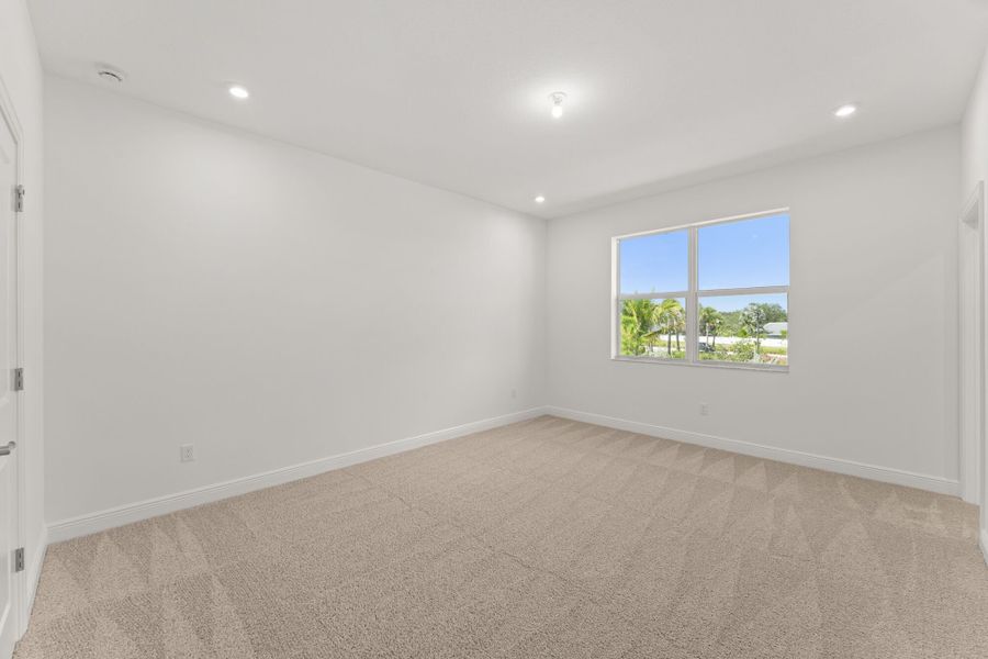 Spacious, unfurnished interior of a new home in Avila, Jensen Beach (Image 8).