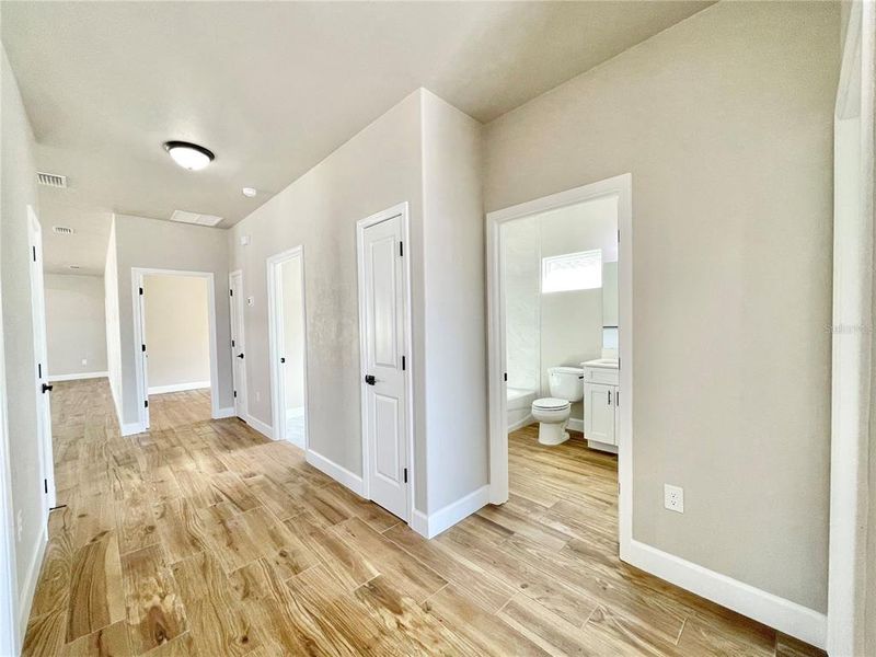 Spacious, unfurnished interior of a new home in , Gainesville (Image 25).