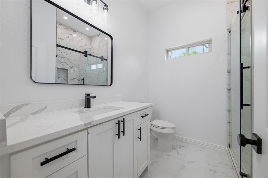 Furnished interior view inside a new home in , Corsicana (Image 11).