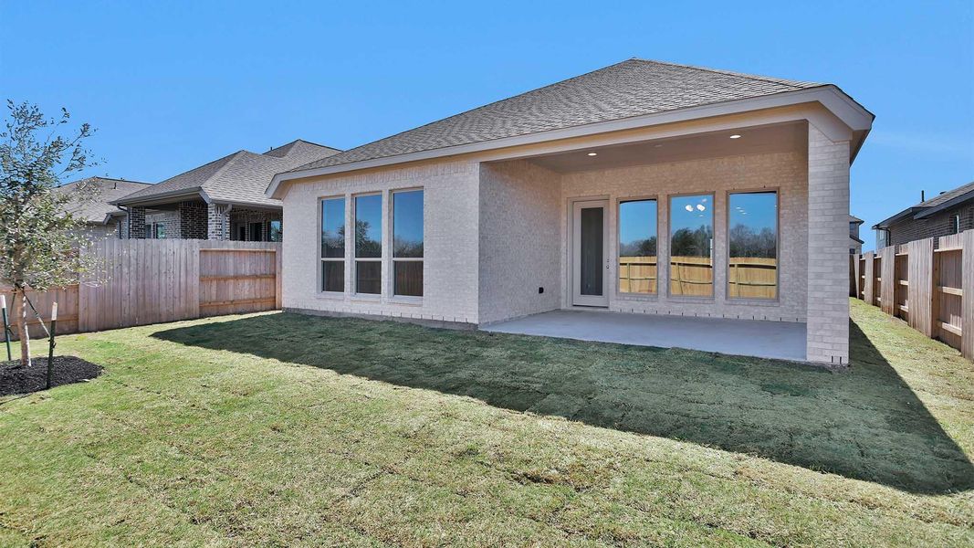 Exterior details and patio area of a home in Valencia, Manvel (Image 3).