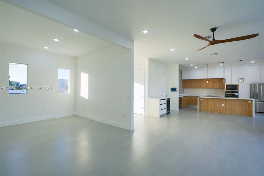 Spacious, unfurnished interior of a new home in , Cape Coral (Image 67). Spacious, unfurnished interior of a new home in , Cape Coral (Image 67).