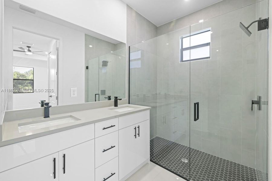 MAIN IN-SUITE BATHROOM MAIN IN-SUITE BATHROOM