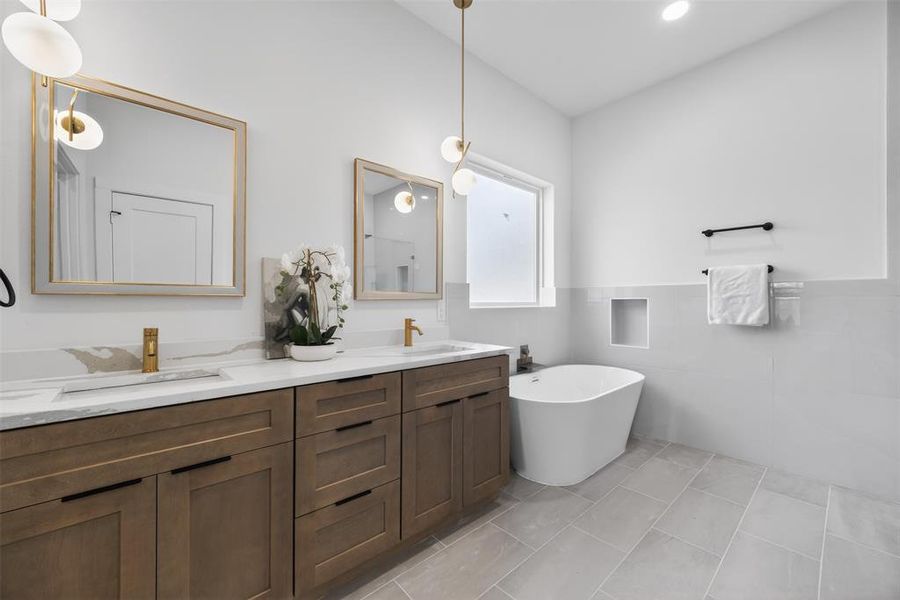 Furnished interior view inside a new home in , Dallas (Image 33).