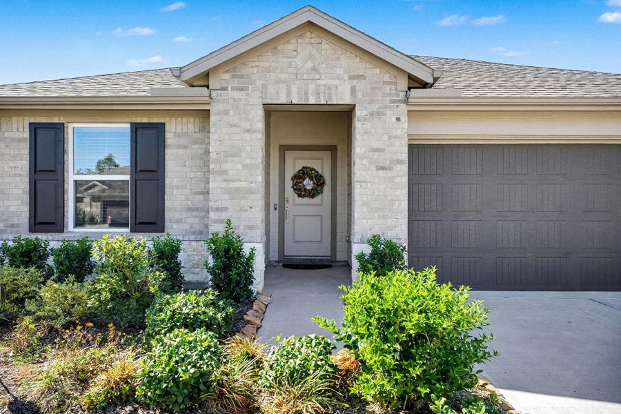 Exterior details and patio area of a home in Southwinds, Baytown (Image 3).