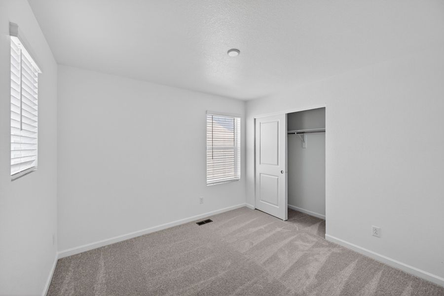Spacious, unfurnished interior of a new home in Sky Ranch, Aurora (Image 15).