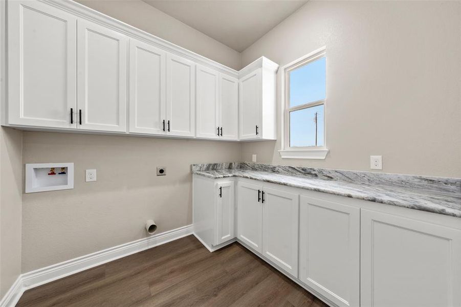 Furnished interior view inside a new home in , Gatesville (Image 17).