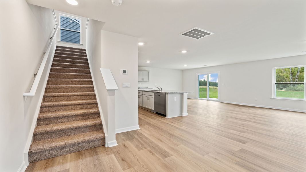 Spacious, unfurnished interior of a new home in Cloverdale Hills, Piedmont (Image 10).