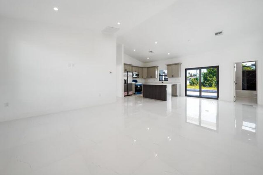 Spacious, unfurnished interior of a new home in , Cape Coral (Image 14).