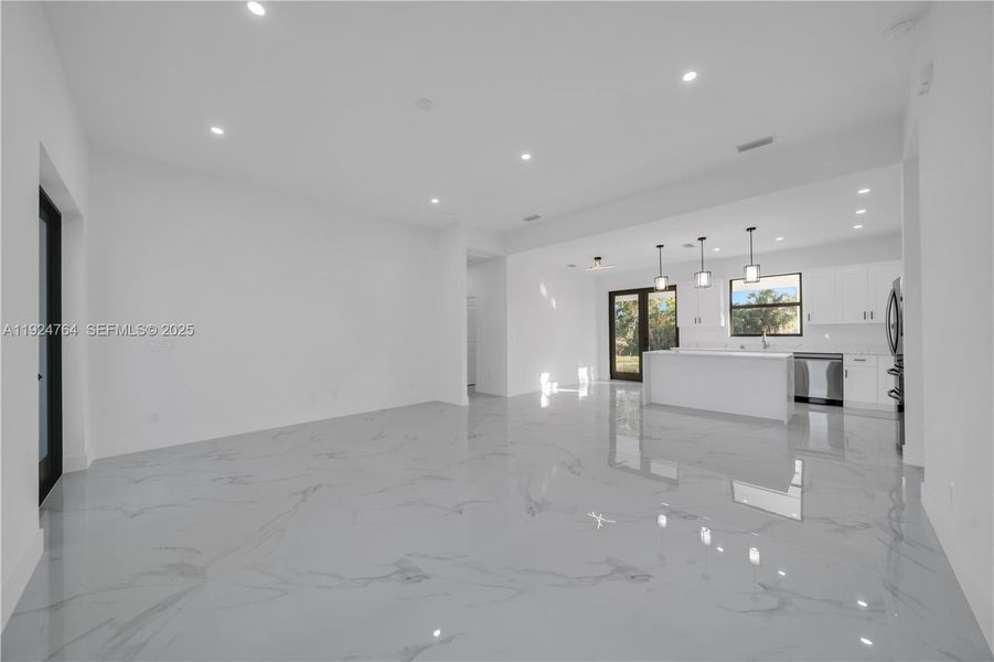 Spacious, unfurnished interior of a new home in , Lehigh Acres (Image 22).