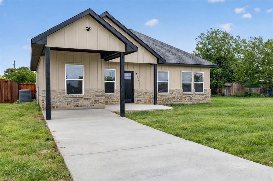 Front exterior of a new home in , Itasca, TX, highlighting curb appeal (Image 1). Front exterior of a new home in , Itasca, TX, highlighting curb appeal (Image 1).