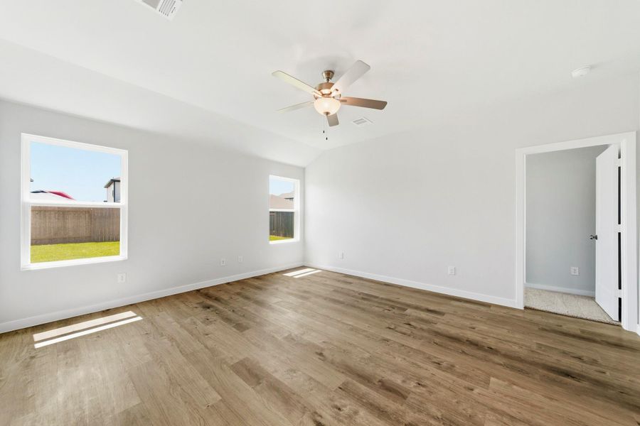Spacious, unfurnished interior of a new home in Caney Mills, Conroe (Image 11).