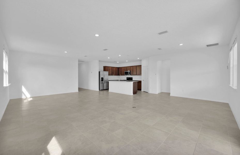 Spacious, unfurnished interior of a new home in Hyland Trail, Green Cove Springs (Image 14).