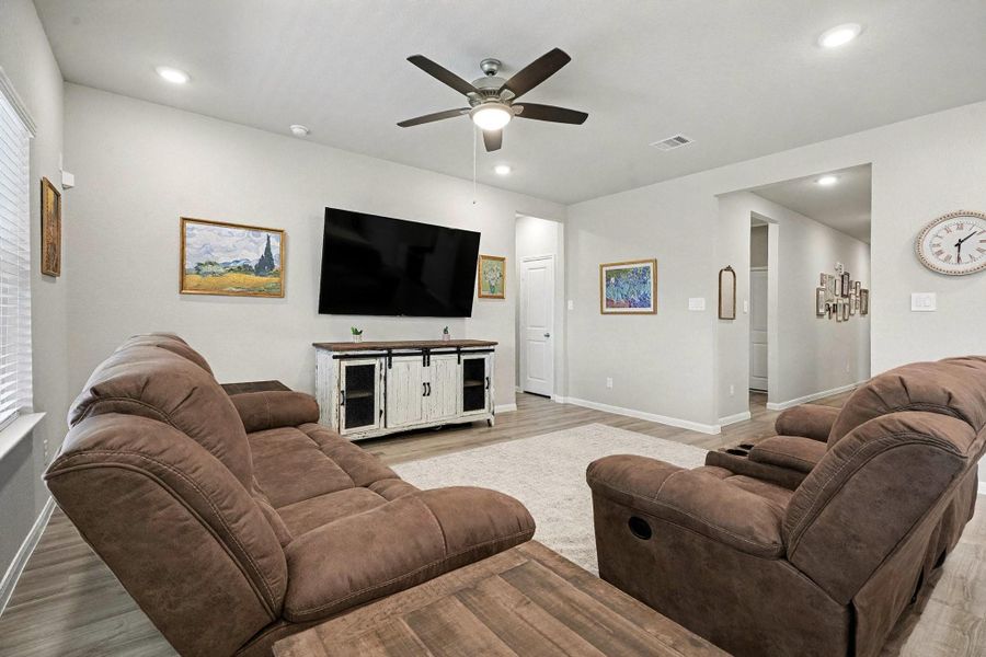 Furnished interior view inside a new home in Southwinds, Baytown (Image 8). Furnished interior view inside a new home in Southwinds, Baytown (Image 8).