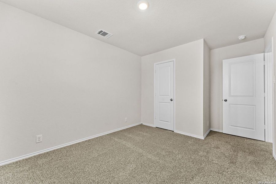 Spacious, unfurnished interior of a new home in Redbird Ranch, San Antonio (Image 27).