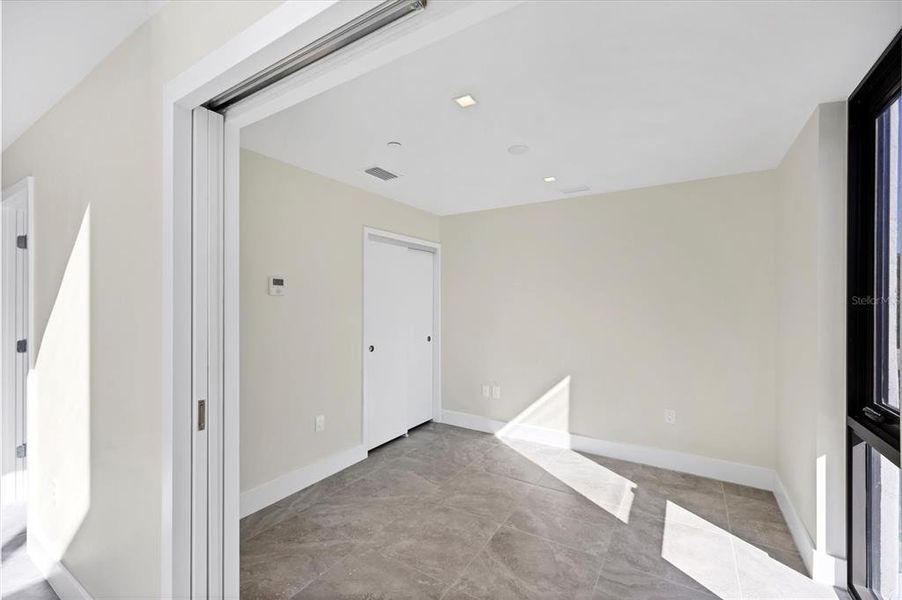 Spacious, unfurnished interior of a new home in , Sarasota (Image 15).